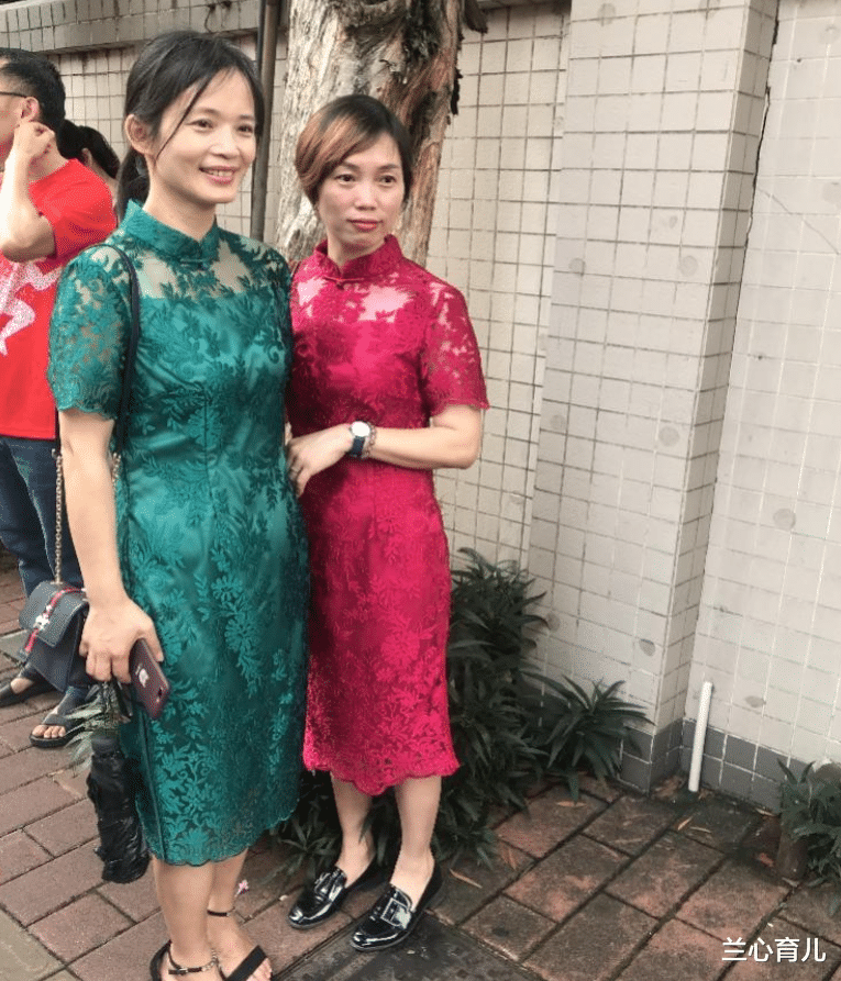 为了孩子高考“旗开得胜”, 妈妈穿旗袍亮相, 却被爸爸“艳压”