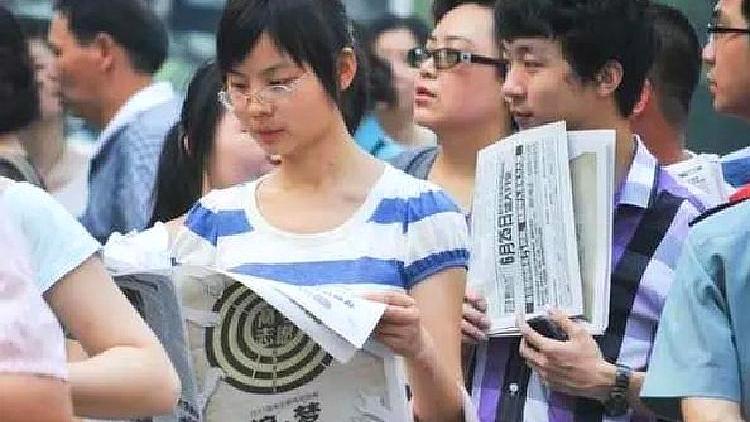 为什么越来越多女生报考公务员, 竟是这4个因素, 父母应该看看