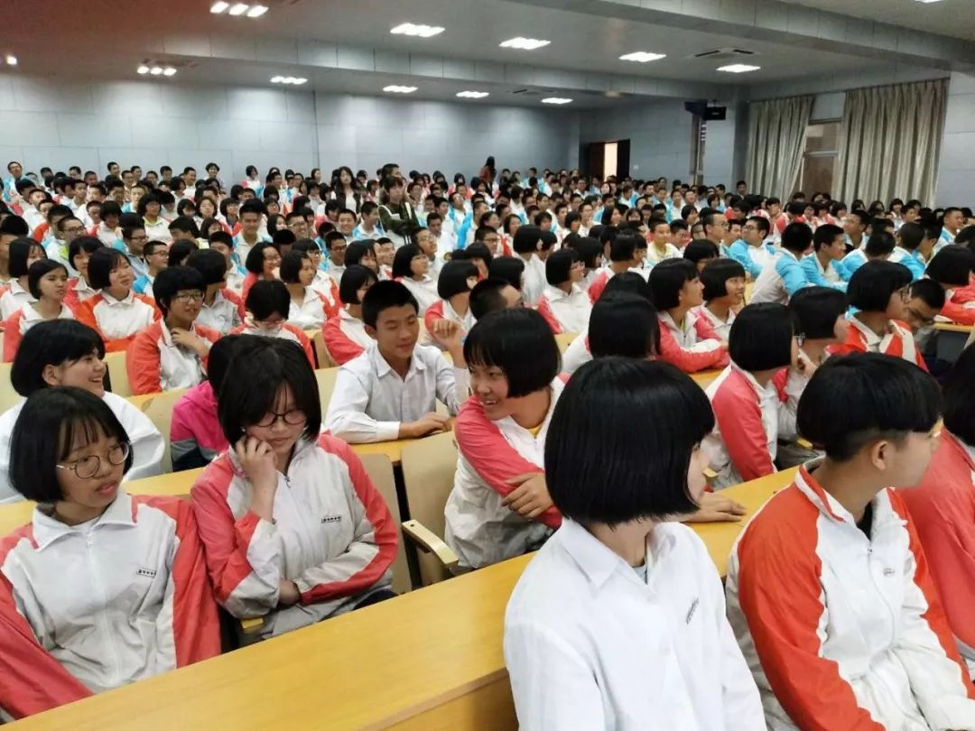 浅谈教育生态学背景的
改革, 减轻学生压力