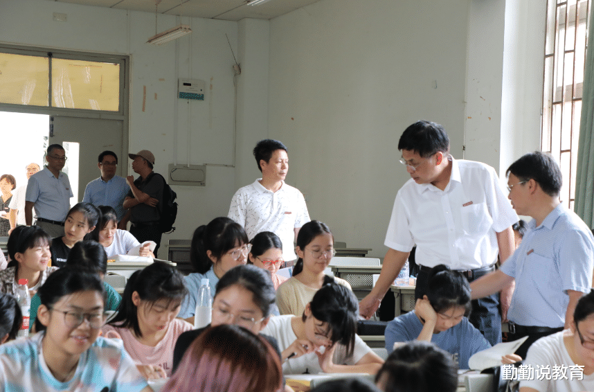 研究生晒出数学书, 让“取消英语”的观点销声匿迹, 家长欣然接受