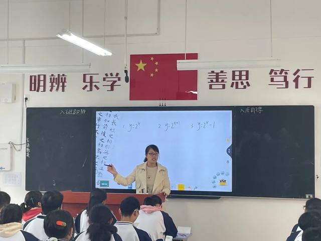 南阳市第六完全学校
 真正的师者: 点亮自己的心 照亮别人的路