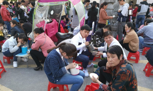 
家长“送饭”蔚然成风, 校门口成“野餐基地”, 溺爱还是关爱