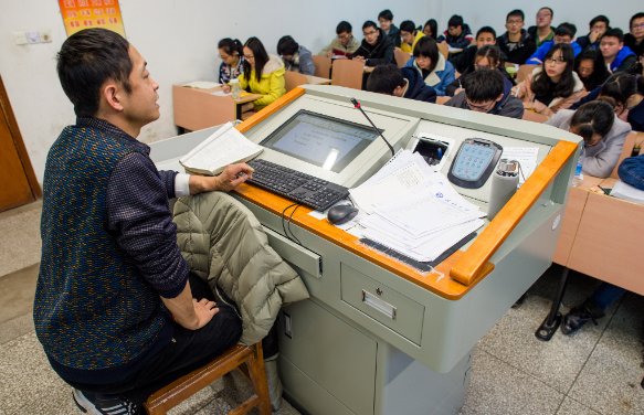 因讲课带“东北口音”，云南一大学老师被举报，回应叫人心服口服