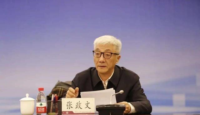 他毕业于山大, 长期在黑龙江大学任教, 现为国字头大学第二任校长