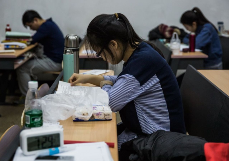 湖北一女大学生上网课忘记关麦, 结果悲剧了, 看了评论区笑出猪叫