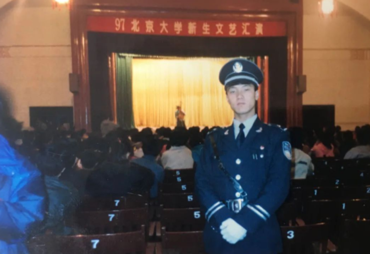 北大保安逆袭成职校校长, 助寒门学生零成本读书, 这才是惠己及人