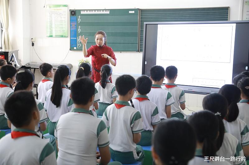 学校教学: 一流学校管心房, 二流学校定规章, 三流学校开会讲