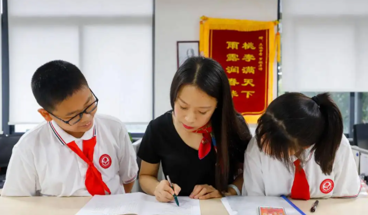 女老师热衷发校园视频, 家长反感, 举报后老师称下课时间家长管不着