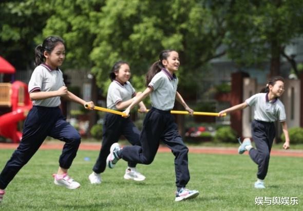 体育老师因“长得帅”被女学生追求, 只好教初中, 家长: 不欢迎