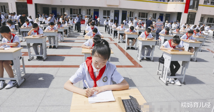 小学生“印刷体”试卷走红，老师羡慕不已，考试能写完吗