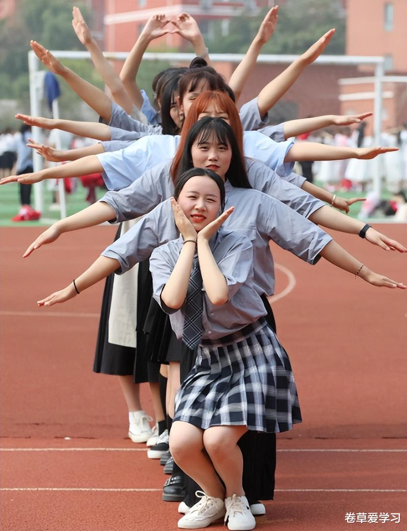 
班长组织同学聚会, 20人共消费8000元, 结账时却尴尬了