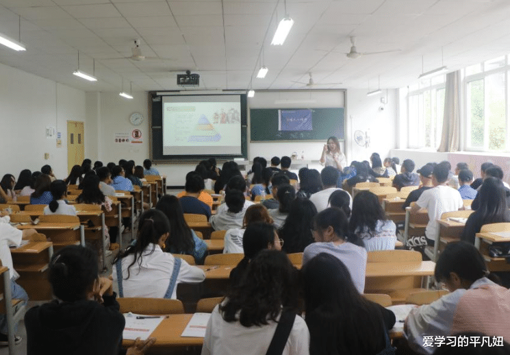 武汉大学新生报到现场, 三胞胎吸引在场目光, 其父母更是非同一般