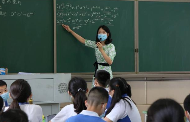 背后是什么? 有钱人多把孩子送进公立学校, 没钱人上高学费私立学校