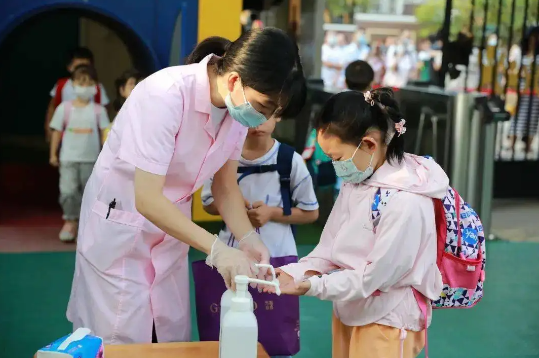 幼儿园再现暴力教师, 甩学生像丢沙包, 隔着屏幕都想把他揪出来