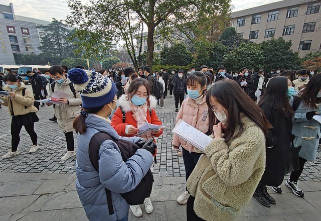 明知考公务员能逆袭, 底层家庭的学子为何很少报考, 答案很无奈