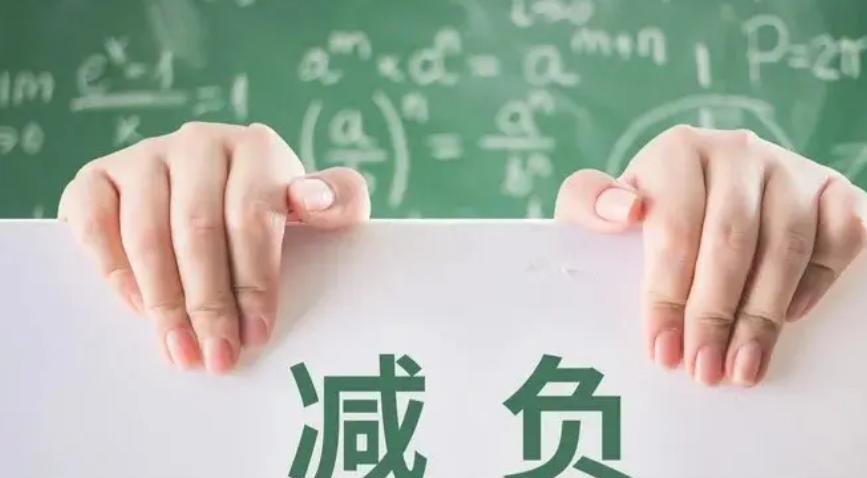 小学生家长灵魂提问, 一句话戳破“减负”的壁垒, 让人哑口无言