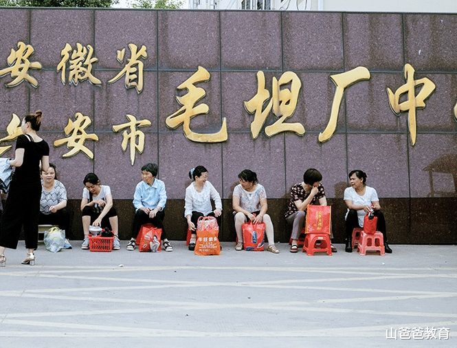 毛坦厂中学被迫陷入停滞, 超万名
生被迫停学, 家长心中很焦虑