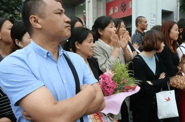 一批“新啃老族”浮出水面, 许多家长毫不自知, 逢人就夸子女上进