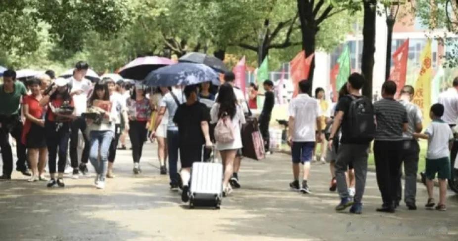 孩子要上大学了，家长需要做以下几个准备：收集相关信息：了解大学报名时间、