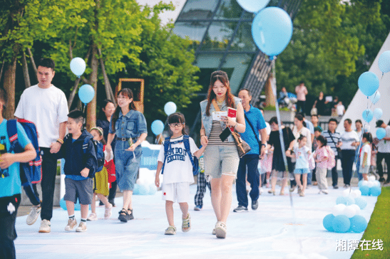 全市中小学一年级新生“花式”入学