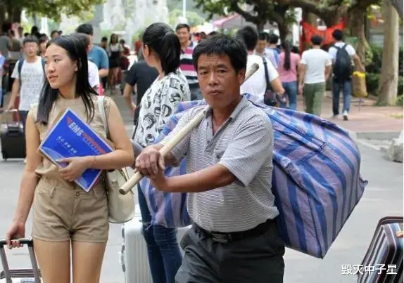 现在根本供不起大学生了