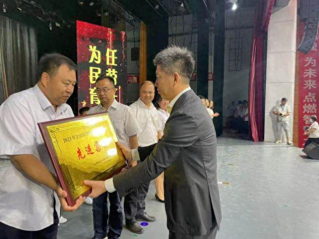 “立德树人 踔厉前行” ！立山区举办教师节颁奖盛典