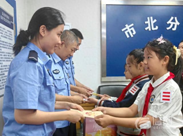 写贺卡送祝福 青岛大学双语实验师生走进大港派出所