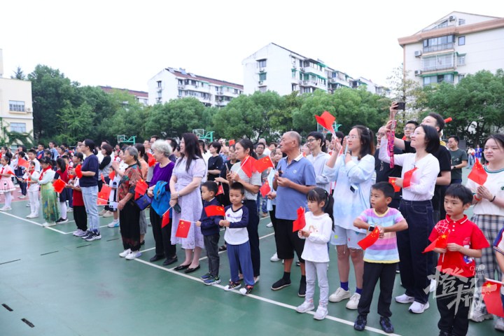 不能错过这一课！今天一早，杭州那么多中小学生和家长都往学校赶，有的操场六点就已沸腾