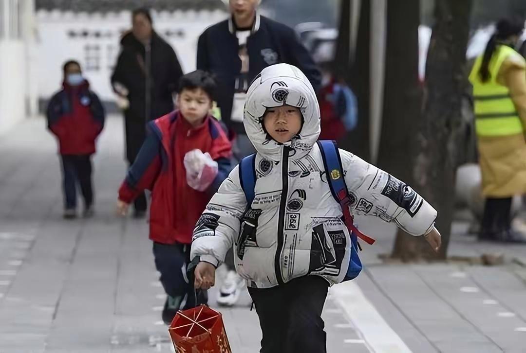 开学通知! 2024中小学春季开学时间确定了! 家长却满面愁容