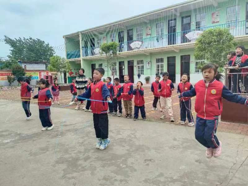 南阳市钦赐田小学开展春期跳绳比赛